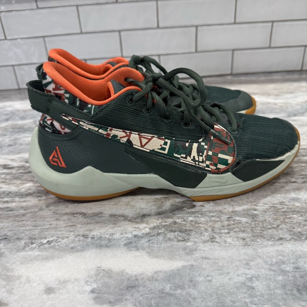 Nike Zoom Freak 2 Ashiko Boys Size 6.5 Basketball Shoes Green and Orange